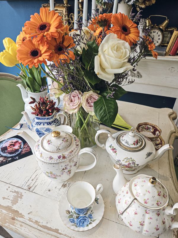 Collectie vintage theepotten met bloemmotief