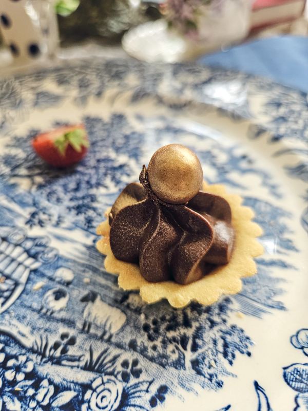 Klein chocoladetaartje met bladgoud